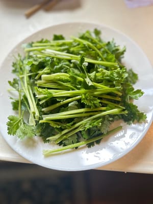 將香菜切成塊狀，放在乾淨的盤子上