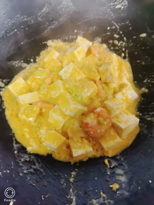 Selanjutnya, tambahkan tahu dan selada yang dipotong dadu, setengah sendok teh garam, setengah sendok teh gula, satu sendok teh anggur masak, dan sejumput merica. Tutup dan masak dengan api besar selama 2-3 menit. Setelah dibuka, cicipi dan jika Anda puas dengan rasanya, tambahkan udang tumis dan larutan tepung maizena. Aduk bahan-bahan di dalam wajan secara perlahan dan terus menerus dengan spatula. Ketika saus mengental dan semua bahan terbalut saus, hidangan siap disajikan.