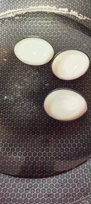 Rebus tiga kuning telur asin dalam air dingin selama 15 menit, lalu angkat dan kupas.