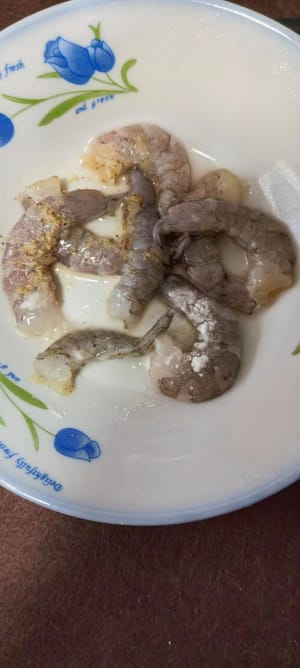 Kupas dan bersihkan udang. Rendam dengan satu sendok teh tepung maizena, satu sendok teh anggur masak, sedikit garam, dan sedikit lada putih selama beberapa saat. Jangan merendam terlalu lama. Pada dasarnya, setelah Anda menyiapkan bahan-bahan lainnya, Anda bisa mulai memasak.