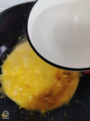 Tambahkan kuning telur asin yang telah dicincang ke dalam panci berisi minyak yang sama dan tumis terus-menerus dengan api kecil hingga panci penuh dengan busa. Setelah mencapai tahap ini, tambahkan semangkuk air mendidih (sekitar 200 ml).