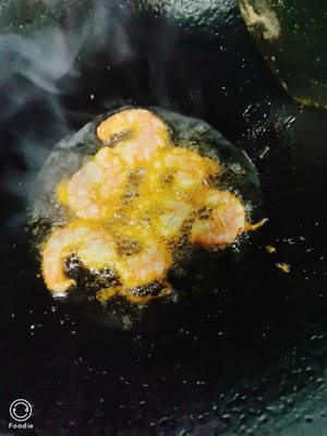 Panaskan minyak secukupnya dalam wajan, masukkan udang dan tumis hingga matang, lalu angkat dan sisihkan.