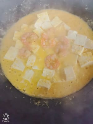 Selanjutnya, tambahkan tahu dan selada yang dipotong dadu, setengah sendok teh garam, setengah sendok teh gula, satu sendok teh anggur masak, dan sejumput merica. Tutup dan masak dengan api besar selama 2-3 menit. Setelah dibuka, cicipi dan jika Anda puas dengan rasanya, tambahkan udang tumis dan larutan tepung maizena. Aduk bahan-bahan di dalam wajan secara perlahan dan terus menerus dengan spatula. Ketika saus mengental dan semua bahan terbalut saus, hidangan siap disajikan.