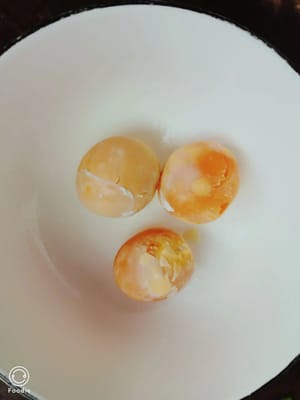 Rebus tiga kuning telur asin dalam air dingin selama 15 menit, lalu angkat dan kupas.