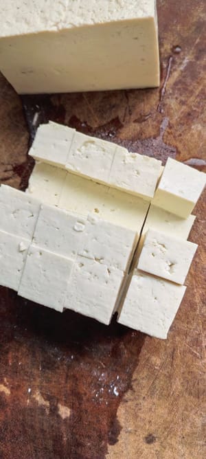 Potong tahu menjadi kubus kecil.