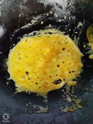 Tambahkan kuning telur asin yang telah dicincang ke dalam panci berisi minyak yang sama dan tumis terus-menerus dengan api kecil hingga panci penuh dengan busa. Setelah mencapai tahap ini, tambahkan semangkuk air mendidih (sekitar 200 ml).