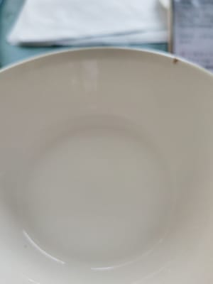 Tambahkan dua sendok teh tepung maizena ke dalam satu sendok makan air.