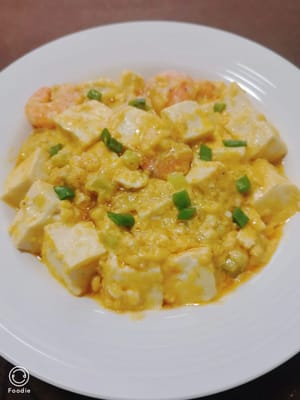 Sepiring tahu kuning telur asin dan udang sudah siap.