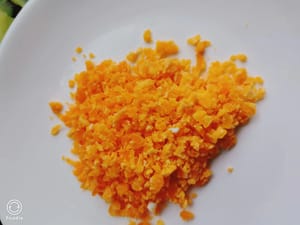 Usahakan untuk mencincang kuning telur asin sehalus mungkin, agar saus kuning telur asin yang dimasak menjadi lebih halus.