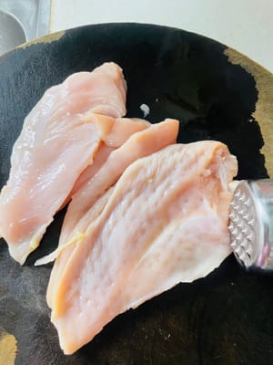 鶏肉を洗い、肉たたきで両面を叩いて柔らかくし、固くなりすぎないようにします。もう一度洗い、水を切ります。後で使います。