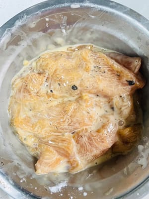 マリネ後、鶏肉を取り出し、もう一度混ぜて衣をつけます。
〜フライパンにオリーブオイルを少量ひき、鶏むね肉を入れ、両面がきつね色になるまで、片面2～3分ずつ焼きます。焼き上がったら鶏肉を取り出し、適当な大きさに切って盛り付けます。
