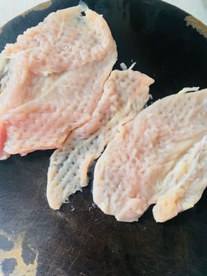 鶏肉を洗い、肉たたきで両面を叩いて柔らかくし、固くなりすぎないようにします。もう一度洗い、水を切ります。後で使います。