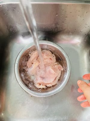 鶏肉を洗い、肉たたきで両面を叩いて柔らかくし、固くなりすぎないようにします。もう一度洗い、水を切ります。後で使います。