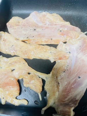 マリネ後、鶏肉を取り出し、もう一度混ぜて衣をつけます。
〜フライパンにオリーブオイルを少量ひき、鶏むね肉を入れ、両面がきつね色になるまで、片面2～3分ずつ焼きます。焼き上がったら鶏肉を取り出し、適当な大きさに切って盛り付けます。