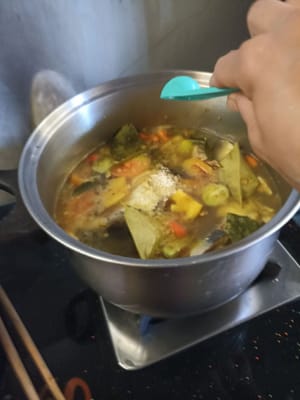 Ajouter le sel, le bouillon de champignons et le sucre. Vous pouvez ajouter de la sauce soja sucrée, mais si vous ne l'aimez pas, vous pouvez l'ignorer et ensuite tester le goût.