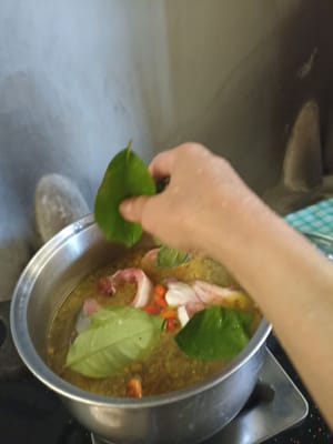 Ajouter les feuilles de laurier, les feuilles de citron vert et le poivre de Cayenne entier