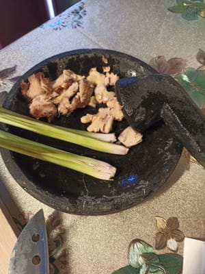 Écraser la citronnelle et le galanga