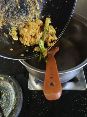 Mettre les épices sautées dans l'eau bouillante.
