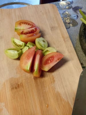 Laver et couper les tomates