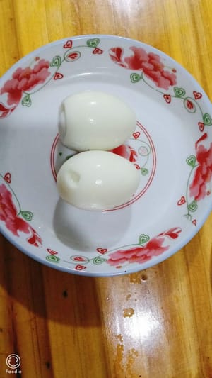 Pelar los huevos.