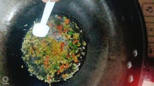 Añadir 20 ml de agua, 10 ml de salsa de soja, un poco de pimienta en polvo, una cucharadita de salsa de ostras y una cantidad adecuada de sal. Saltear varias veces. Añadir una cucharadita de almidón. Saltear hasta que adquiera una consistencia viscosa.
