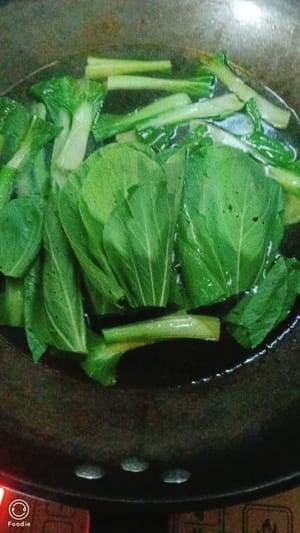 Hervir agua, añadir una pizca de sal y unas gotas de aceite. Primero, escaldar las raíces de colza durante un minuto aproximadamente, luego añadir las hojas y escaldarlas durante unos 20 segundos. Retirarlas juntas.