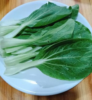 Lavar la colza y colocarla en un plato.