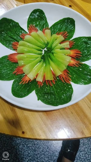 Luego, coloca la raíz de la colza. Coloca las figuras en el plato con la raíz hacia arriba.