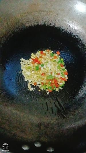 Calentar el aceite en una sartén. Agregar el jengibre, la cebolla, el ajo y el chile y sofreír hasta que desprenda un aroma fragante.