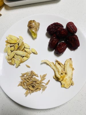 Prepare 3 grams of angelica, 15 grams of astragalus, and 5 red dates. If you have a cold body, add 3 slices of ginger. If you are afraid of getting angry, add 10 grams of ophiopogon japonicus. Add 1.5 L of water.
Root and tuber plants should be boiled for 30 minutes to 40 minutes.
Red dates should be pitted no matter when they are used, as pits can cause internal heat.