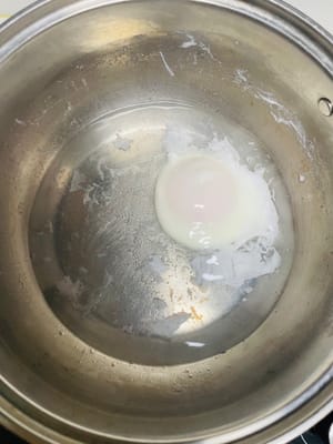 Add a little more water to the pot, bring it to a boil over high heat, then add the eggs. Then immediately reduce the heat to the lowest setting, cover the pot and simmer until the egg white is set and the egg yolk is cooked to your preferred medium or fully cooked state. During this process, remember not to turn the eggs over or use high heat, otherwise the eggs will easily break into egg flowers and the eggs cooked over high heat will not be tender enough.