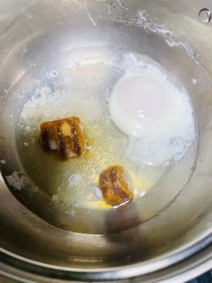 Une fois les œufs cuits, versez l'excédent d'eau selon vos besoins personnels en matière de boisson, en laissant une quantité appropriée d'eau propre dans la casserole, ajoutez la cassonade et le riz fermenté, remuez jusqu'à ce que la cassonade soit complètement fondue, puis ajoutez le goji, faites bouillir à feu doux et dégustez.