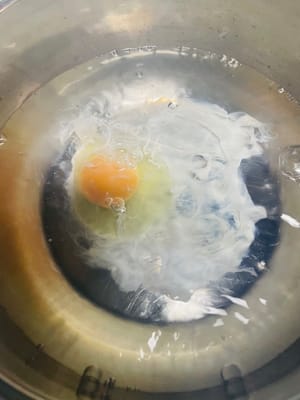 Ajoutez un peu d’eau dans la casserole, portez à ébullition à feu vif, puis ajoutez les œufs. Baissez immédiatement le feu au minimum, couvrez et laissez mijoter jusqu’à ce que le blanc soit pris et le jaune à point ou à point, selon votre préférence. Pendant cette cuisson, veillez à ne pas retourner les œufs ni à utiliser un feu vif, sinon ils se briseront facilement en œufs blancs et, cuits à feu vif, ne seront pas assez tendres.