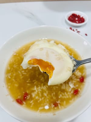 ~In the past, I had to let my phone “eat first” (take photos) for you, but today I have to break the rules no matter what I say - I will take a big gulp first, and I will be the first to eat even if it’s so hot that I’m gasping for air!
~The soft-boiled eggs are simply emitting crazy charm, the golden yolk wrapped in fermented rice, the fragrance is so fragrant~~~~