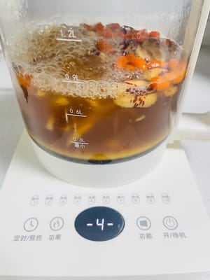 Add 600 grams of water into the pot, add the prepared ingredients and cook for 15 minutes.