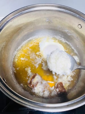 After the eggs are cooked, pour out the excess water according to your personal drinking needs, leaving an appropriate amount of clean water in the pot, add brown sugar and fermented rice, stir until the brown sugar is completely melted, then add wolfberry, boil over low heat and enjoy.