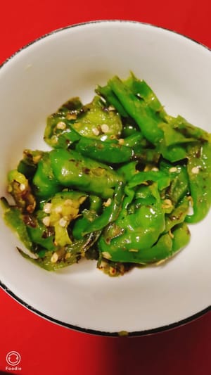 中弱火で表面が茶色くなり、虎皮のような質感になるまで押しながら炒め、火から下ろします。