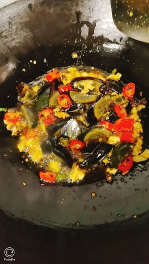 保存した卵を加えて数秒間炒めます。