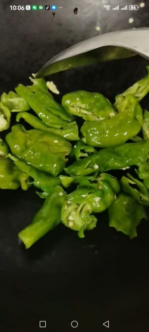 油をひかずに中華鍋またはフライパンを熱し、砕いた唐辛子を加え、塩 2 グラムで味付けします。