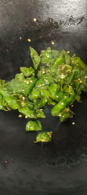 中弱火で表面が茶色くなり、虎皮のような質感になるまで押しながら炒め、火から下ろします。