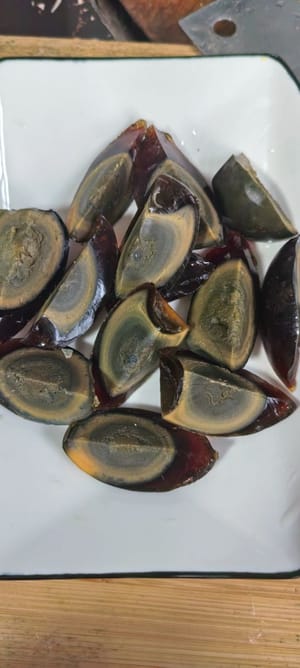 センチュリーエッグは茹でる必要はなく、殻をむいて切り分けて後で使うだけです。