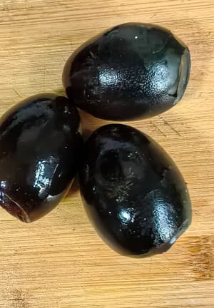 センチュリーエッグは茹でる必要はなく、殻をむいて切り分けて後で使うだけです。