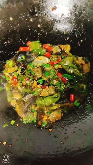 最後にニンニクの芽をひとつかみ加えれば完成です。