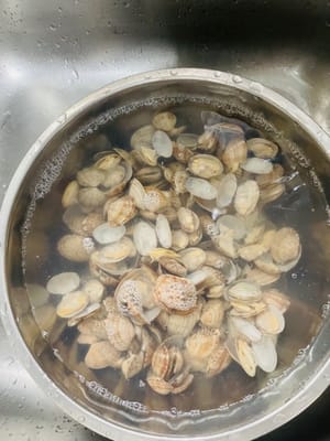 If you can't guarantee the sand is present and want to be efficient, boil water and blanch the clams. Once they open, quickly remove them and rinse thoroughly with clean water to remove any sand. Drain and set aside. (If there's any sand, I won't want to eat another one, fearing it'll be contaminated. 😀) If the clams are sand-free, skip this step.