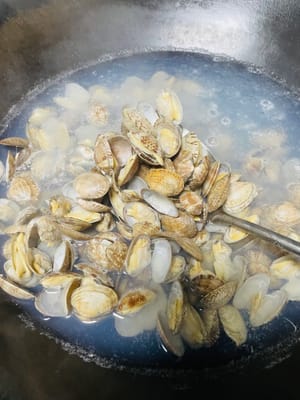 If you can't guarantee the sand is present and want to be efficient, boil water and blanch the clams. Once they open, quickly remove them and rinse thoroughly with clean water to remove any sand. Drain and set aside. (If there's any sand, I won't want to eat another one, fearing it'll be contaminated. 😀) If the clams are sand-free, skip this step.