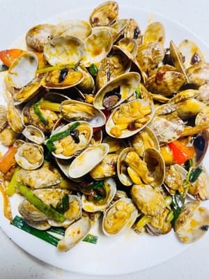 Simple spicy remedy: Add the remaining clams to the pot, add Lao Gan Ma, spicy dry pot sauce or other favorite chili sauce, stir well, and make a spicy version.
