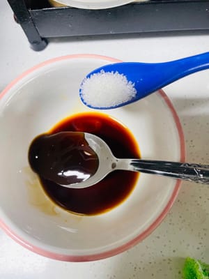 Prepare the sauce in advance: Take a bowl, put 2 spoons of light soy sauce, 1 spoon of oyster sauce, 1 spoon of dark soy sauce, 1 spoon of sugar, 1 spoon of corn starch, add 100ml of water, stir well and set aside.