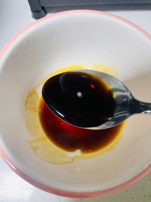 Prepare the sauce in advance: Take a bowl, put 2 spoons of light soy sauce, 1 spoon of oyster sauce, 1 spoon of dark soy sauce, 1 spoon of sugar, 1 spoon of corn starch, add 100ml of water, stir well and set aside.