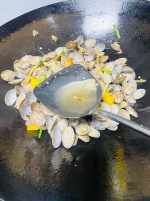 Pour 1 tablespoon of cooking wine along the edge of the pot to stimulate the aroma, then pour in the prepared sauce and stir-fry until the sauce thickens. Sprinkle with green onions to enhance the flavor and serve.