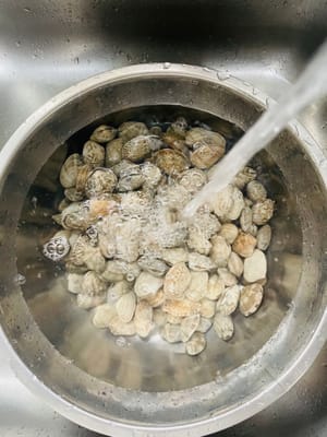 If the clams are relatively clean and are confirmed to be free of sand, you can first place them in clean water, add a little oil and salt, and leave them for 10 minutes to promote the spitting out of the remaining sand.